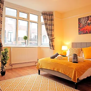 Private Bliss Near Luton Station Homestay