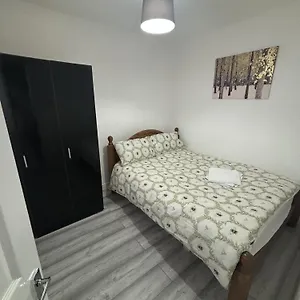 Newly Refurbished 1 Bed Flat 7 Mins From Luton Airport Apartment